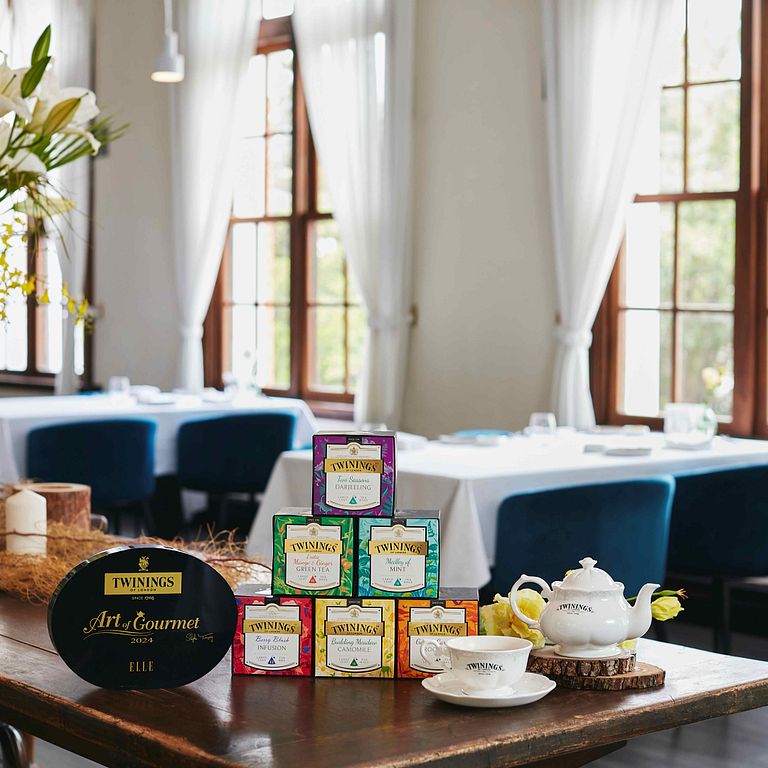 餐廳環境與立牌。(圖片來源/TWININGS 唐寧茶 提供)