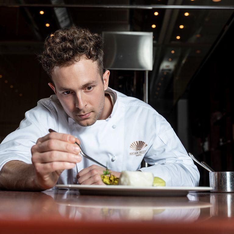 「Bencotto」主廚艾曼紐.貝爾加莫(Emanuele Bergamo) 特別挑選當令新鮮頂級食材,將餐廳六成的菜色全面更新,精心打造一系列春日美饌。(圖片來源/台北文華東方酒店 提供)