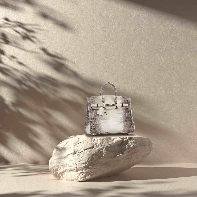 罕見霧面白色喜馬拉雅 NILO 鱷魚皮 25 公分柏金包附銀色金屬配件。(圖/羅芙奧 提供)