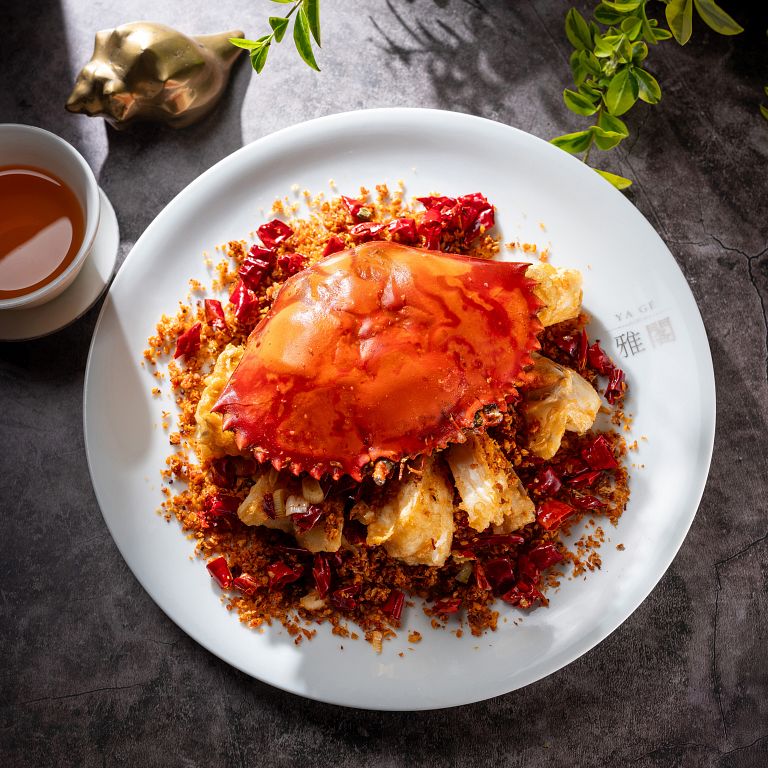 「港式避風塘炒辣蟹」,鄭師傅先將沙公裹粉炸過,再以蒜頭、乾辣椒和沙公一起大火爆炒至金黃酥脆,展現了主廚對火候和炒功的精準掌握,是一道色、香、味俱全的美饌。