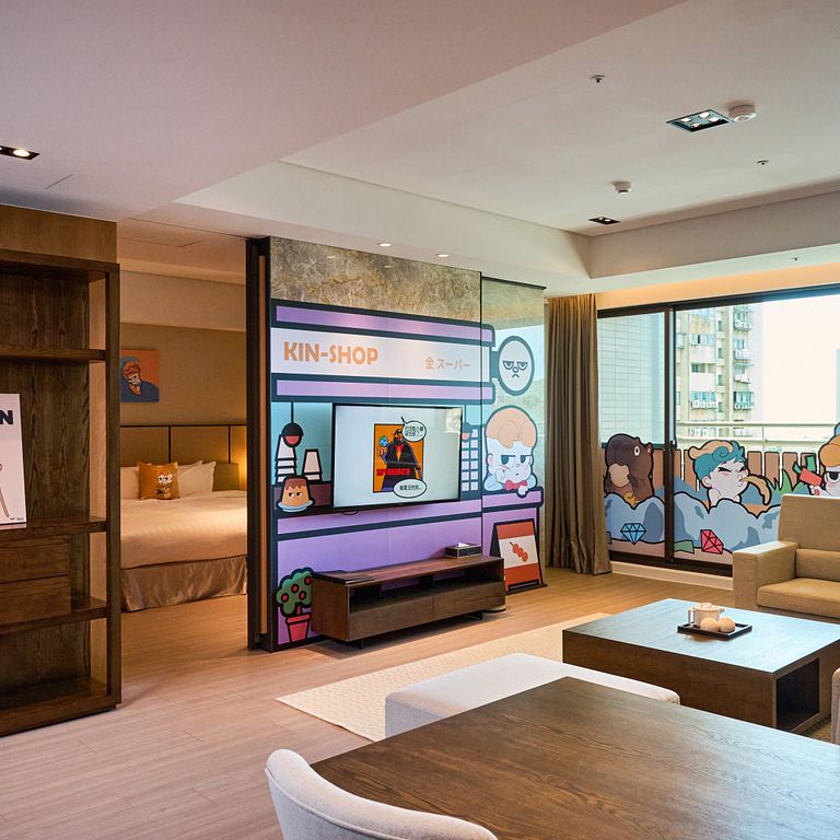 蘊泉庄推出的「金馬桶」KIN MATON主題房,從牆壁的掛畫到抱枕的圖案,還有主題室內居家服、廚房用具等,連電冰箱都成了販賣機的造型,打造沈浸式的互動體驗。(攝影:蔡孝如)