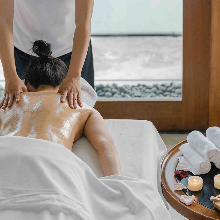 Lalu SPA由芳療師以專屬的精油,為賓客進行Lalu經典按摩,以Lalu SPA特有的長推手法,可紓緩緊繃肌肉與神經,在韻律與節奏中放鬆與舒緩,身心都來場深層的休息。