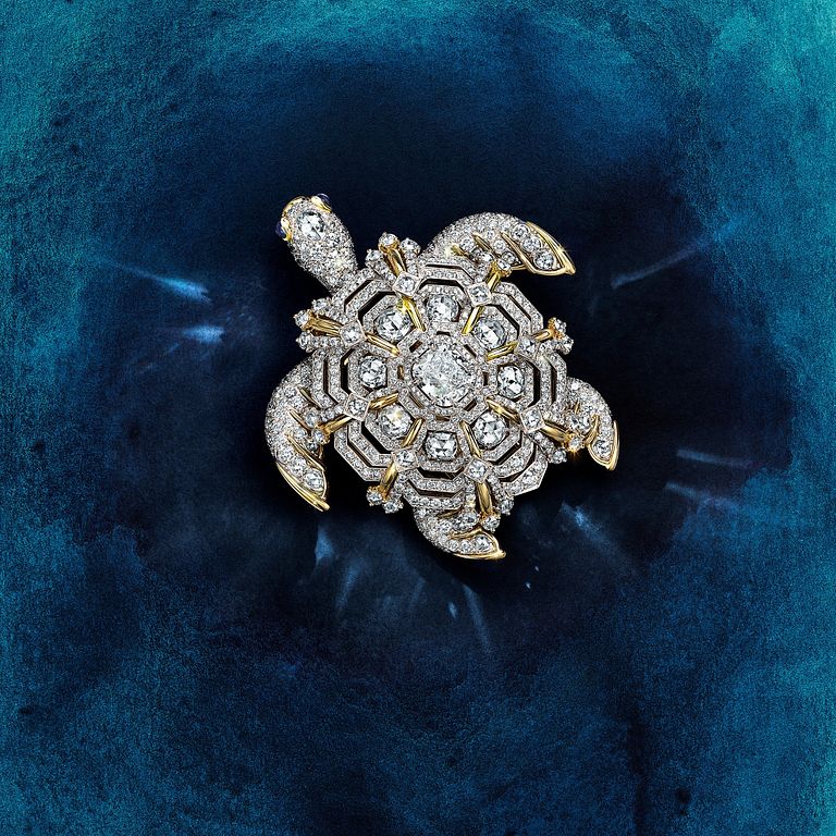 Sea Turtle系列:鉑金與黃K金鑲嵌圓形明亮式切割、玫瑰式切割、枕形與橢圓形玫瑰式切割鑽石與藍寶石鍊墜(可做胸針配戴)。(圖/Tiffany & Co. 提供)