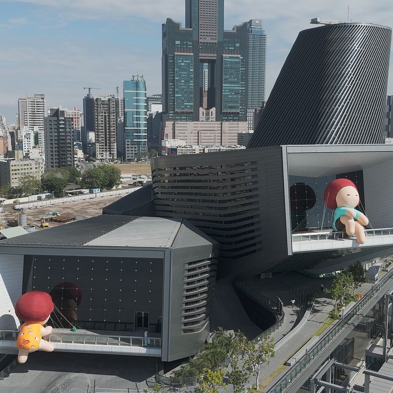 「ArtIN國際藝術博覽會」在高雄港旅運中心登場,與香港同樣面朝大海,天然的港灣風貌搭配國際級藝文活動,為南台灣注入嶄新藝術能量。(圖/承億集團 提供)