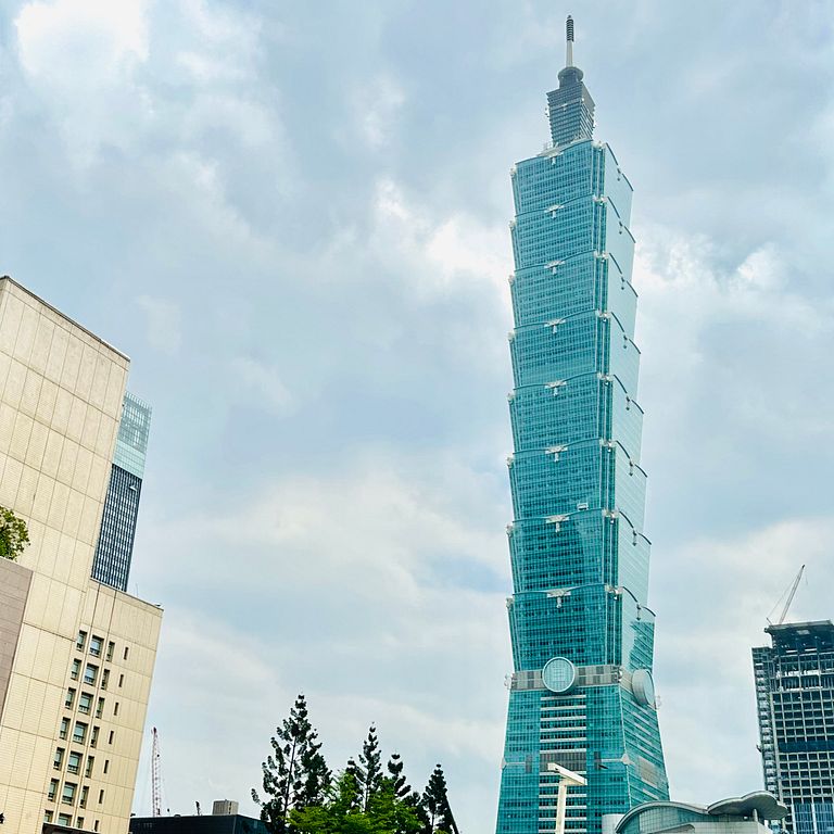 台北 101 為臺灣第一高樓,也是知名地標景點、購物商場及辦公大樓,坐落於市中心。(圖/風傳媒 拍攝)