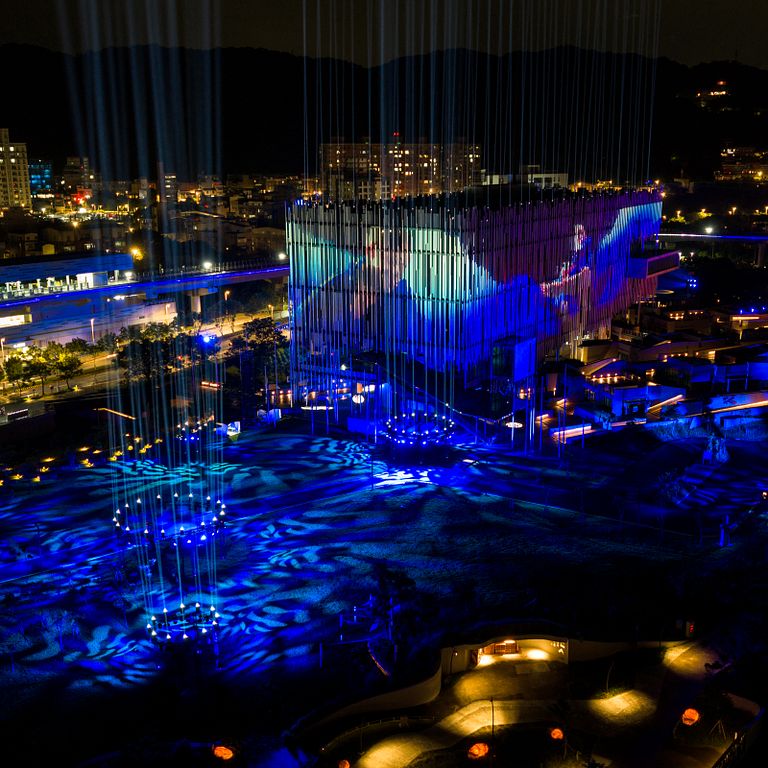 《海山夜行-新北市美術館建築光雕暨聲光環境劇場》正式登場,以建築光雕結合聲光環境劇場,打造近10分鐘的沉浸式夜間體驗。(圖/新北市文化局提供)