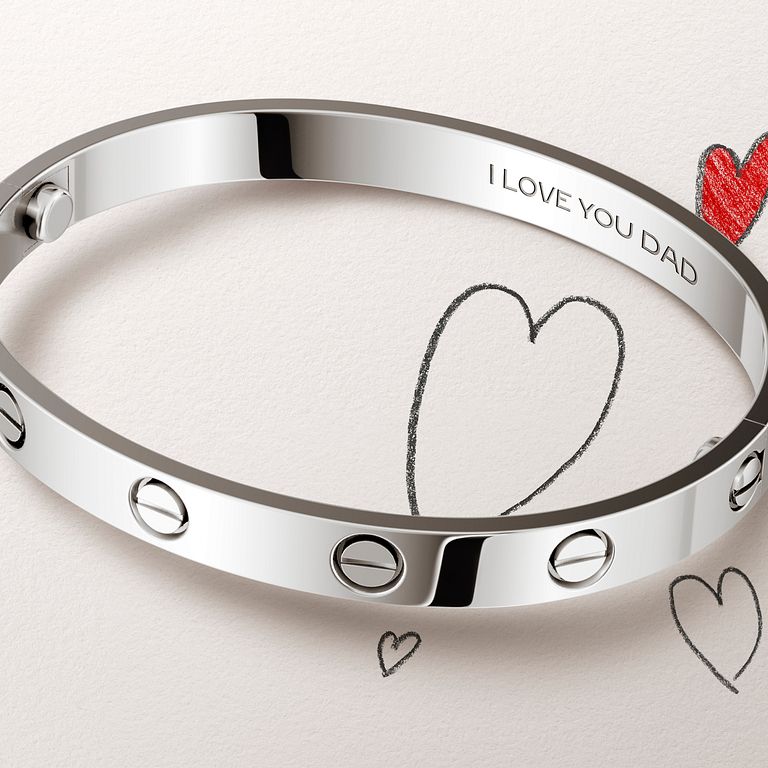 父親節選品從腕錶走向珠寶與情感符號,Cartier LOVE手環以「I LOVE YOU DAD」刻字傳遞關係與紀念,也映照精品品牌對當代男性的重新想像。(圖/Cartier提供)