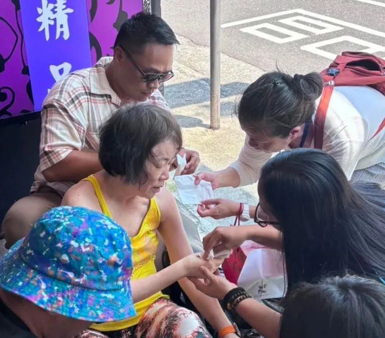 54位菲律賓消防員完成在台九天緊急醫療與救援訓練後,返國前在西門町遇見民眾身體不適,隨即上前協助並持續觀察狀況,直到台灣救護人員抵達接手。這場沒有預先安排的真實情境,也成為訓練成果最直接的一次驗證。(圖/TAEF提供)