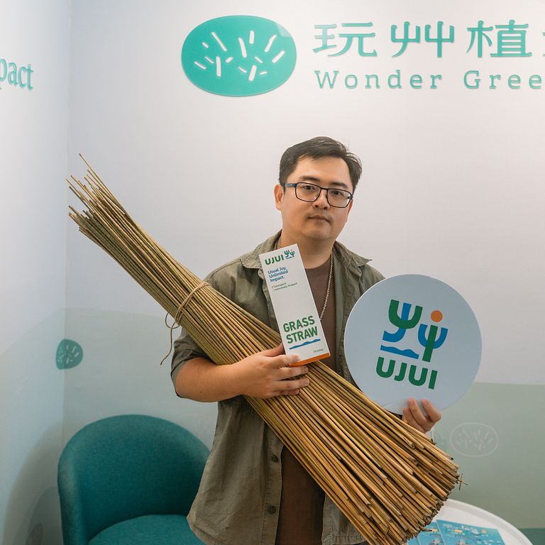 玩艸植造創辦人陳柏燊靠著自身的堅持,讓蒲草吸管走向世界。(圖/林忠旻攝影)
