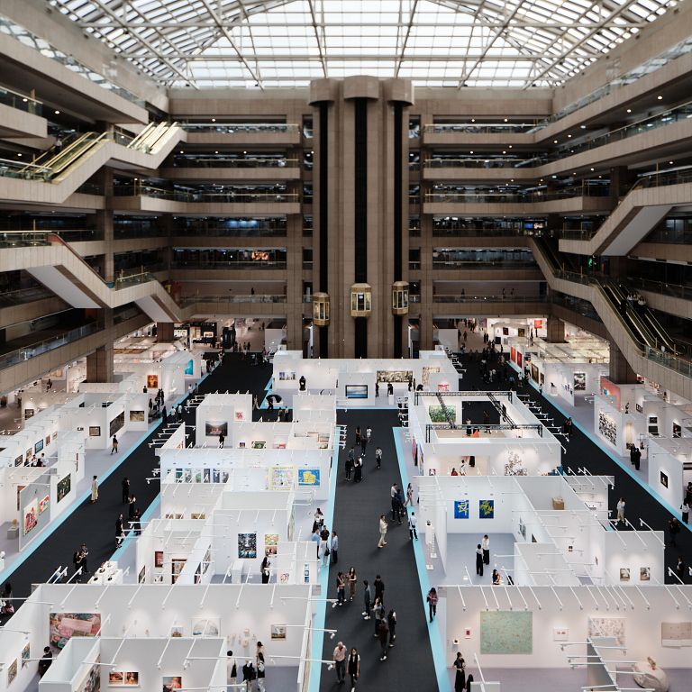 ART TAIPEI 2026於台北世貿一館舉行,匯集127家畫廊,提供觀眾集中接觸不同創作的機會。(圖/ART TAIPEI提供)